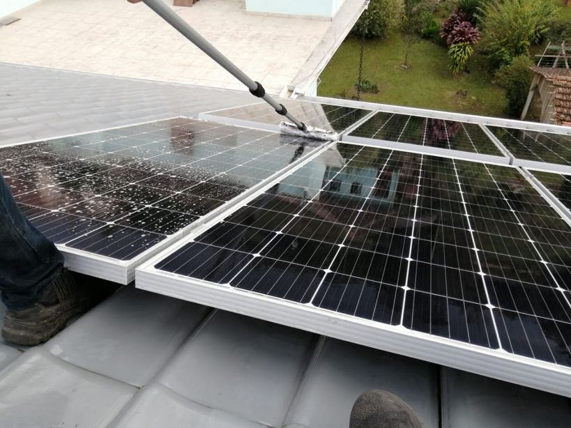 como limpar placas de energia solar
