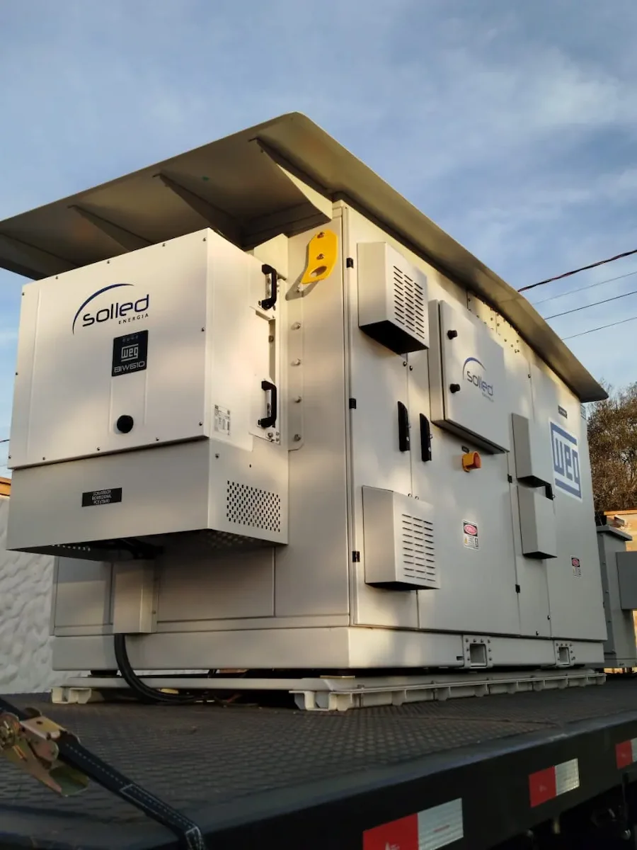 Imagem mostra um sistema BESS Weg