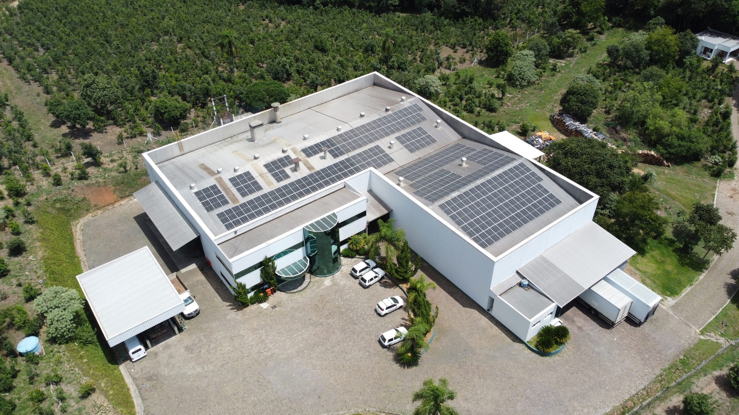 Sistema de energia solar instalado na empresa De Valérios para reduzir custos com eletricidade