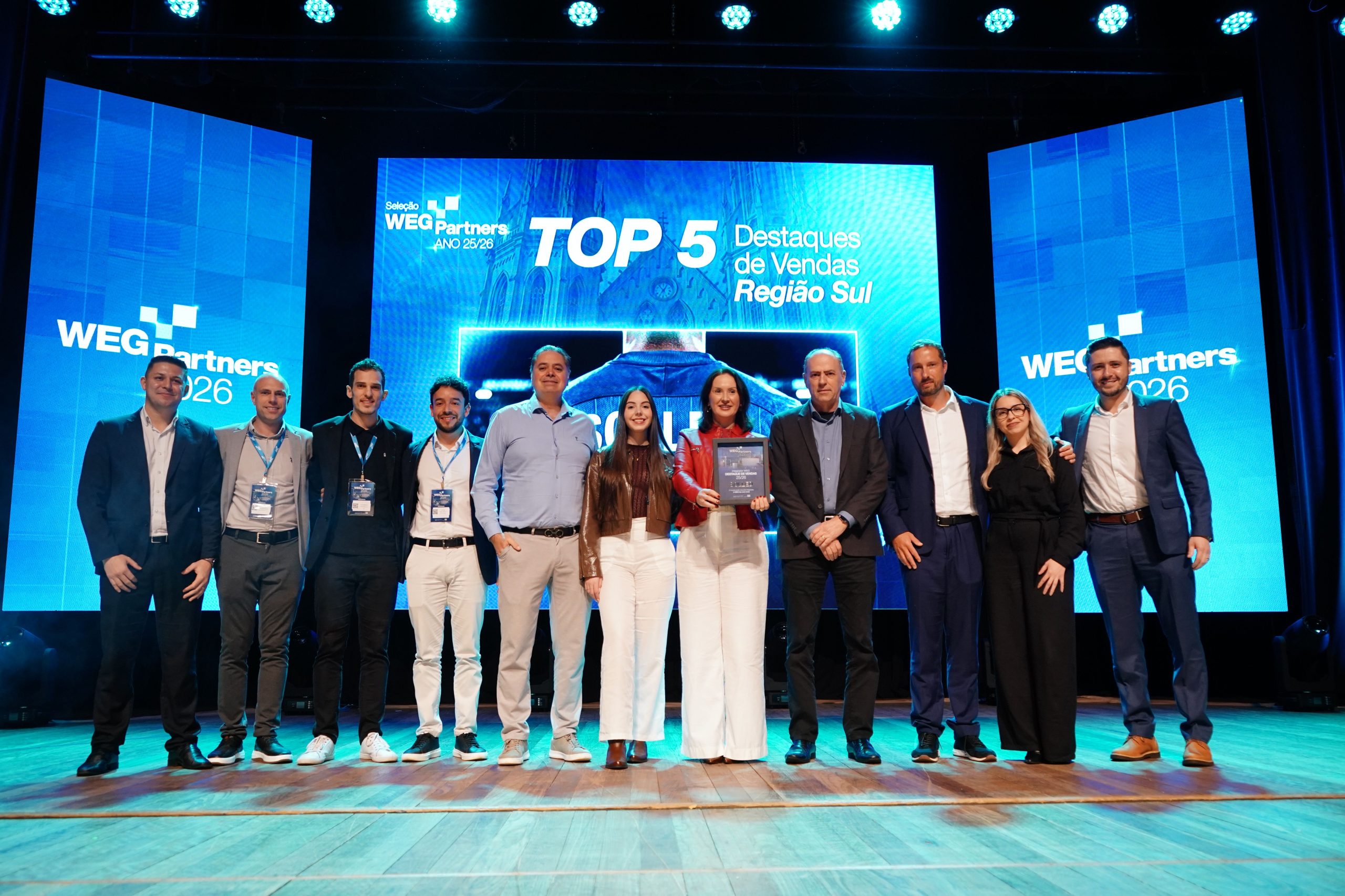 Equipe da Solled Energia durante a cerimônia de premiação do WEG Partners 2026, após o reconhecimento entre os Top 5 Destaques de Vendas da Região Sul.