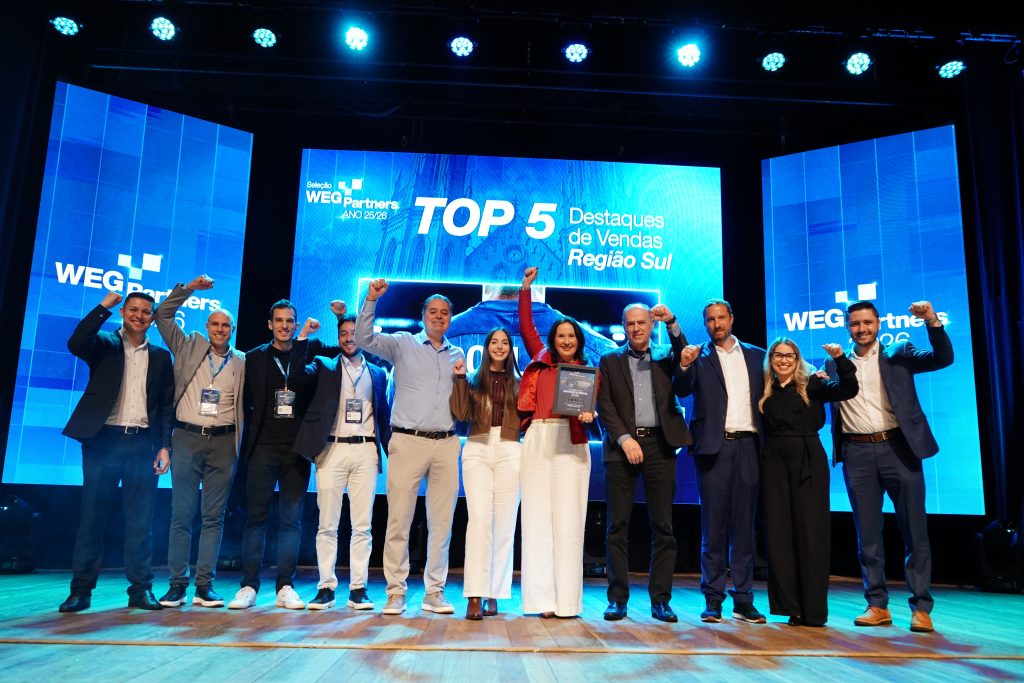 Registro da equipe da Solled Energia no palco do WEG Partners 2026, realizado em Jaraguá do Sul (SC), durante a cerimônia de reconhecimento dos parceiros com melhor desempenho comercial.
