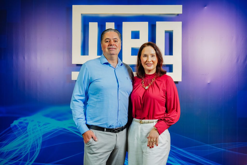 Mara Schwengber e Josué Farias durante o WEG Partners 2026 em Jaraguá do Sul, representando a Solled Energia em evento de inovação e transição energética.