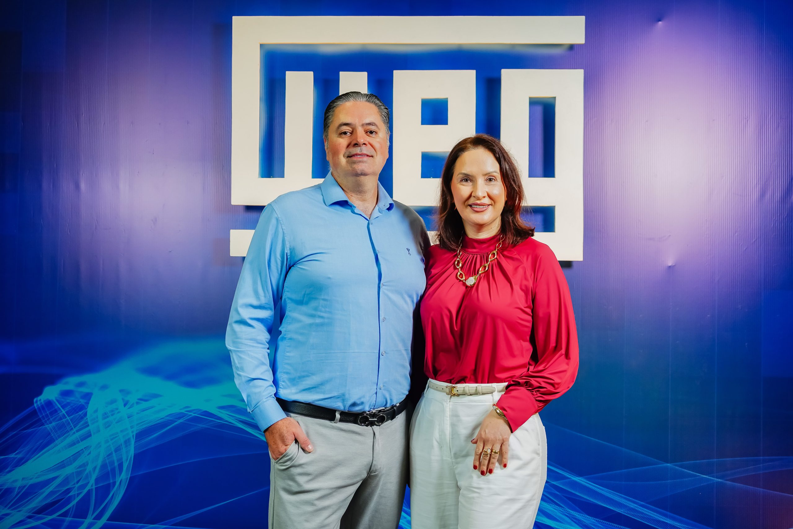 Mara Schwengber e Josué Farias durante o WEG Partners 2026 em Jaraguá do Sul, representando a Solled Energia em evento de inovação e transição energética.