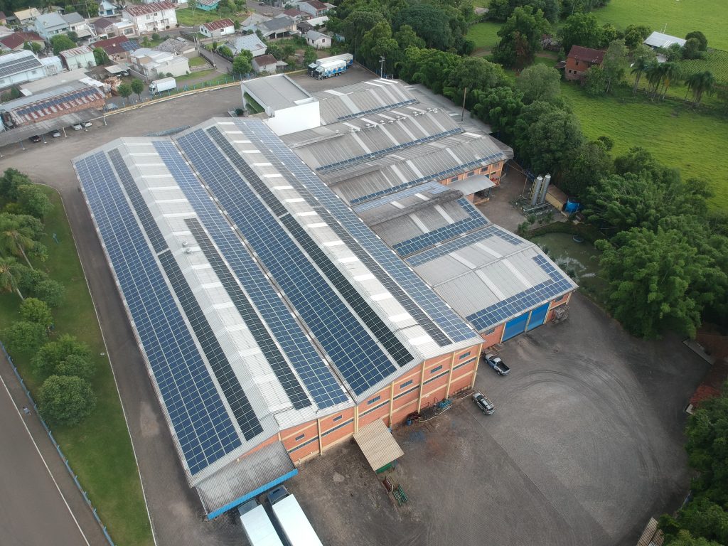 Empresa com sistema de energia solar no telhado para aumentar a economia no Mercado Livre de Energia.