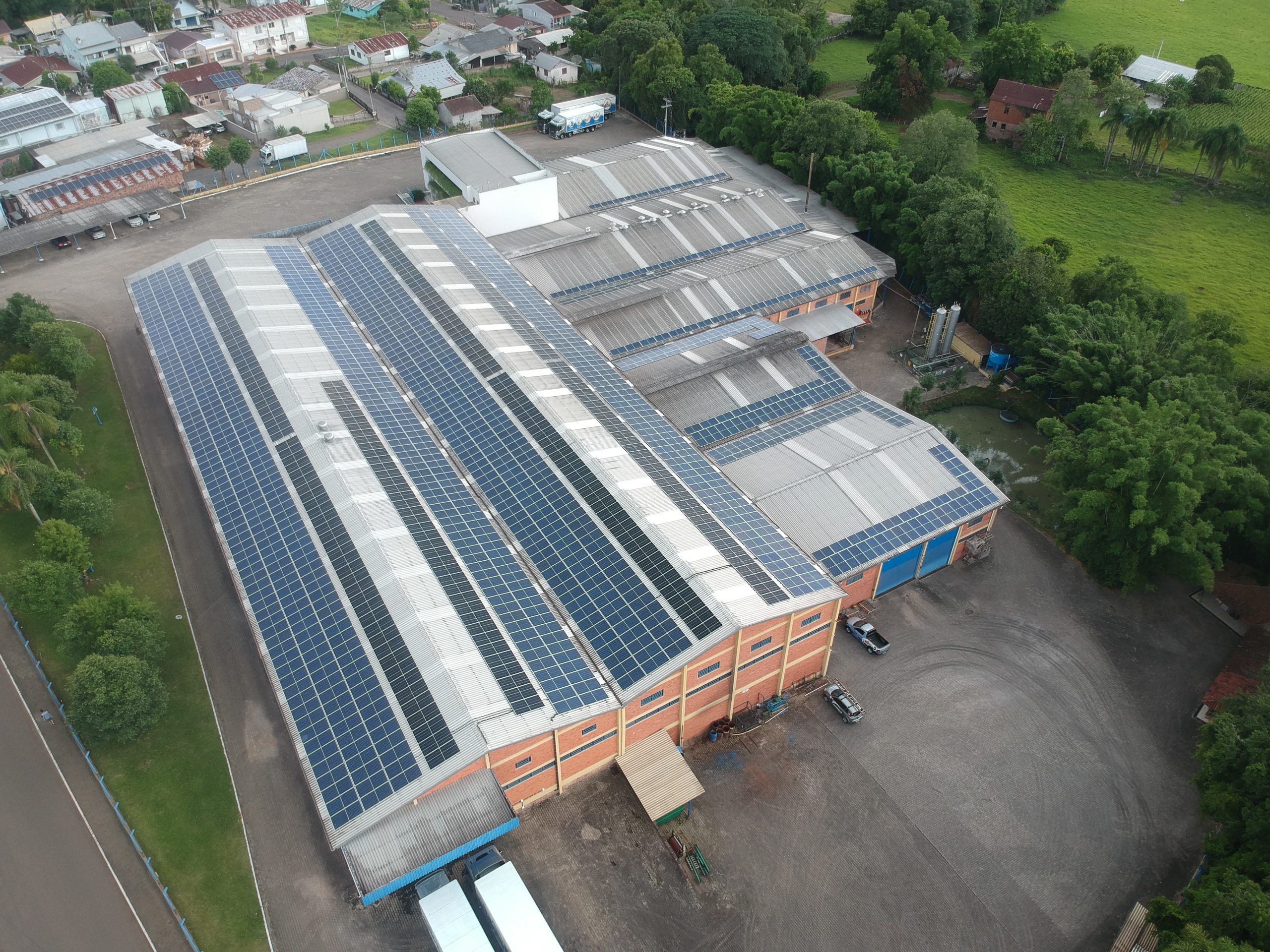 Empresa com sistema de energia solar no telhado para aumentar a economia no Mercado Livre de Energia.
