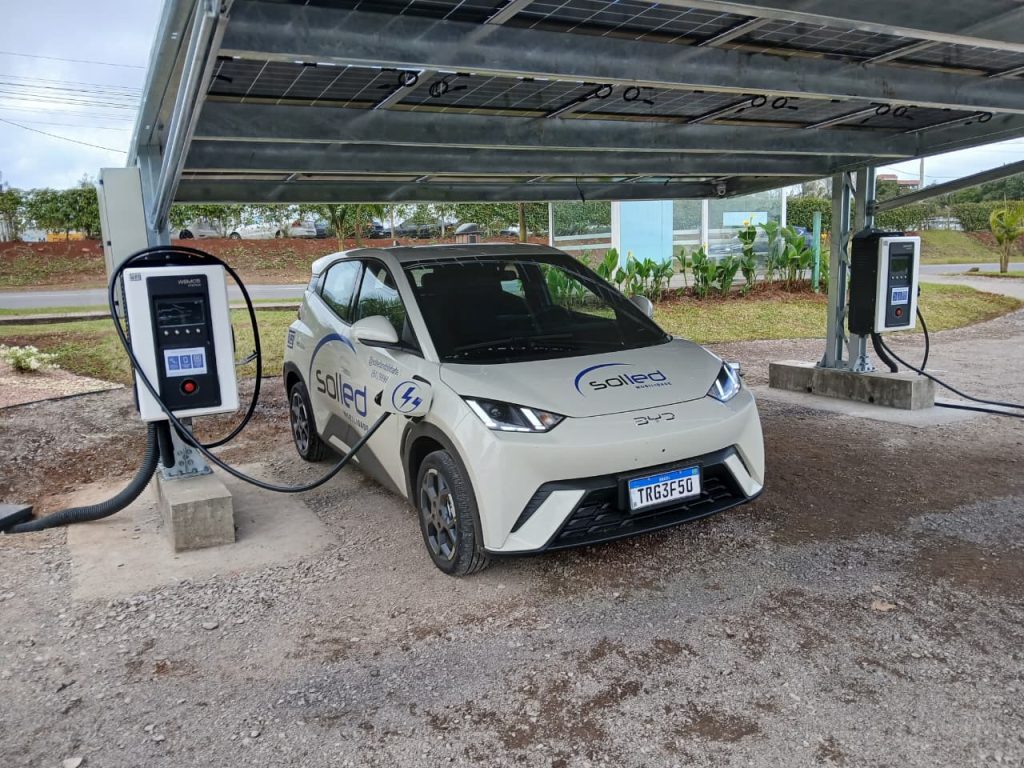 Carro elétrico sendo carregado em eletroposto