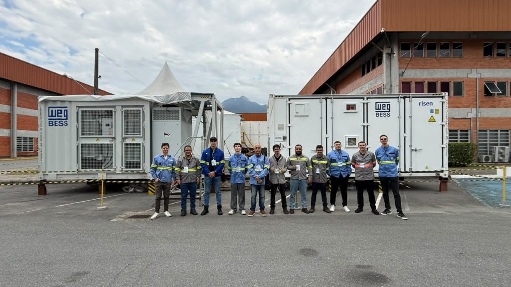 Técnico da Solled durante capacitação técnica em sistemas BESS da WEG