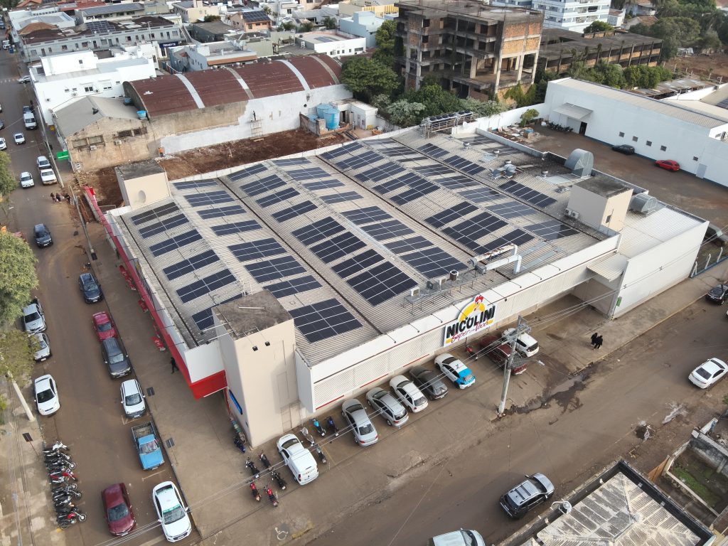 Energia solar para supermercados em sistema fotovoltaico instalado no supermercado Osmar Nicolini