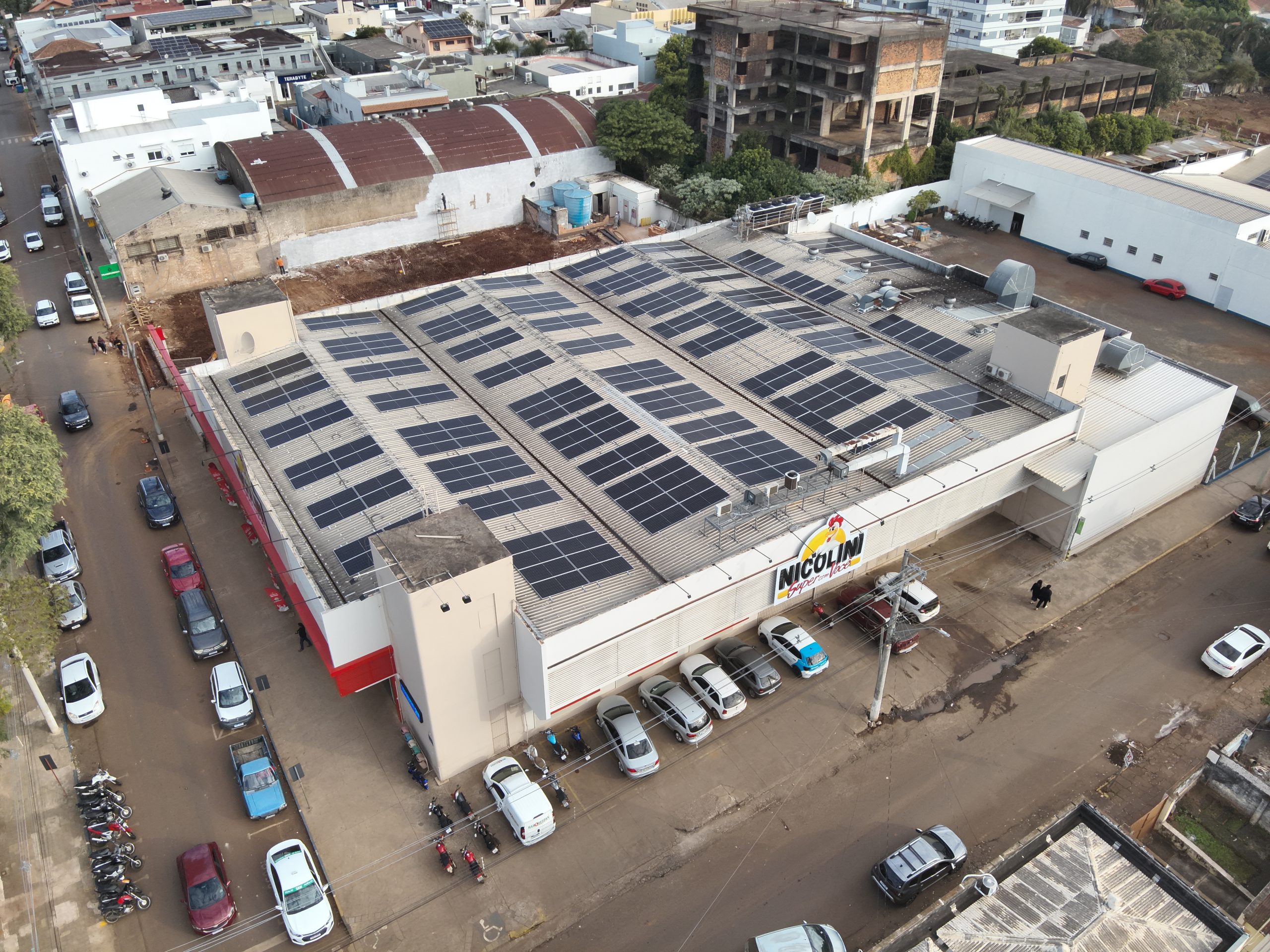 Energia solar para supermercados em sistema fotovoltaico instalado no supermercado Osmar Nicolini
